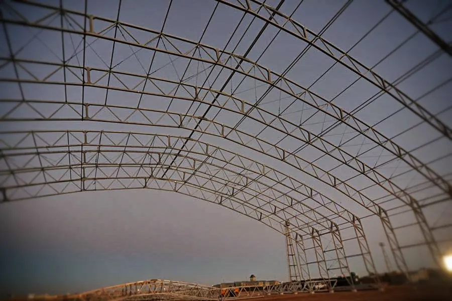Steel structure of a 65 × 160 m arch hall during erection