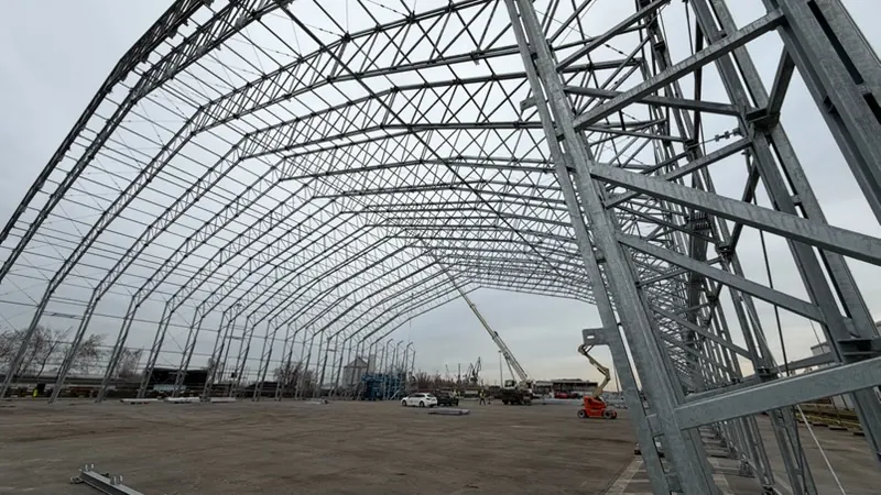 Galvanized arched trusses of a hall during erection