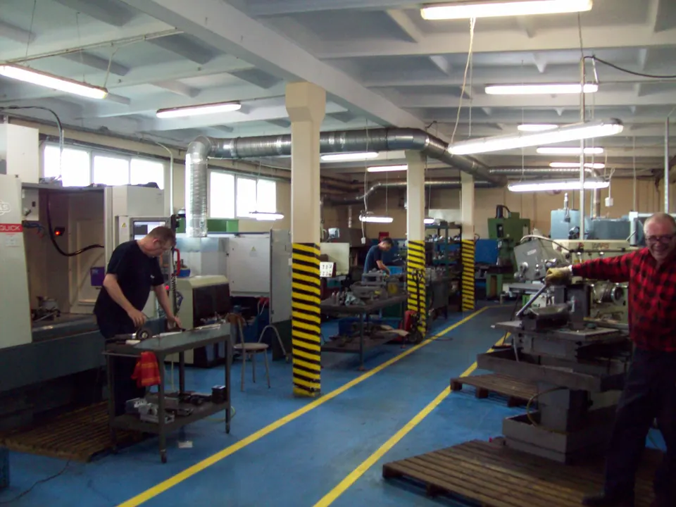 Machining hall with operators