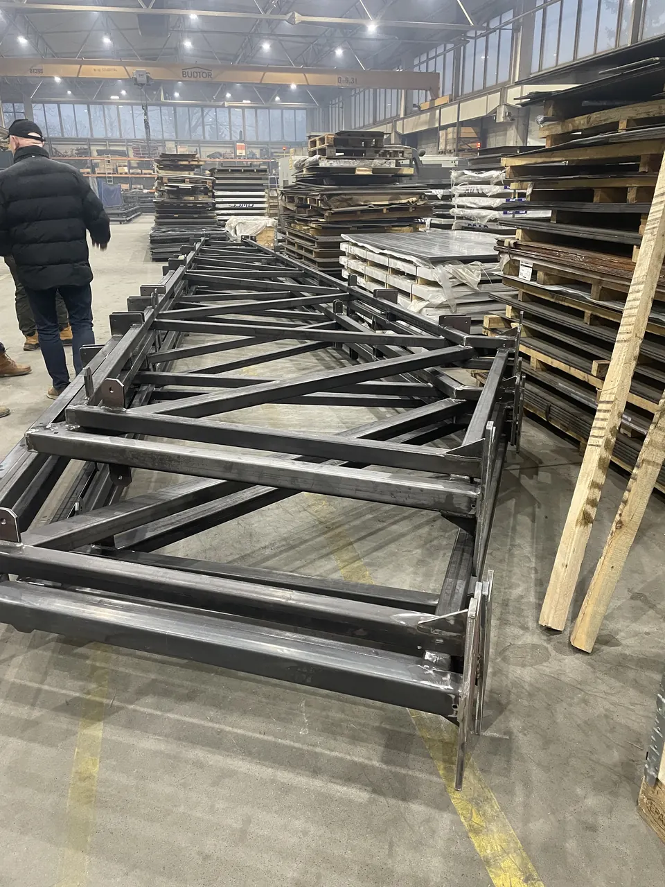 Welded lattice structure in the production hall
