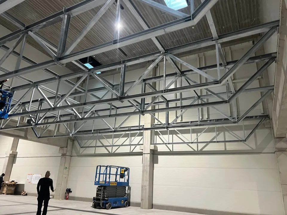 Hall roof structure of steel trusses
