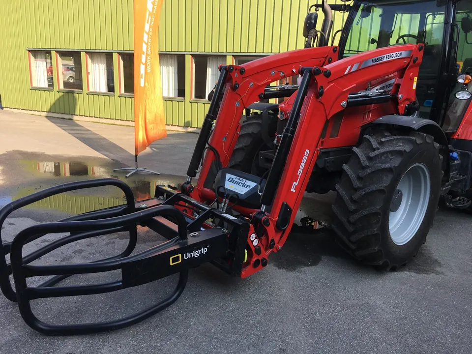 Frontlader mit Greifer an einem Traktor