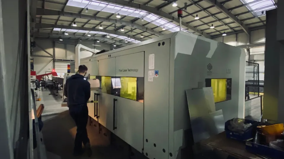 Operatör vid en 2D-fiberlaser för plåtskärning