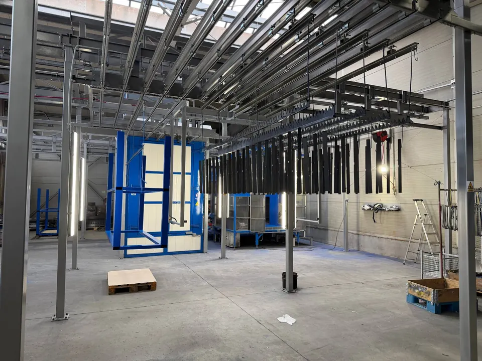 New fully automatic powder-coating line with hanger conveyor