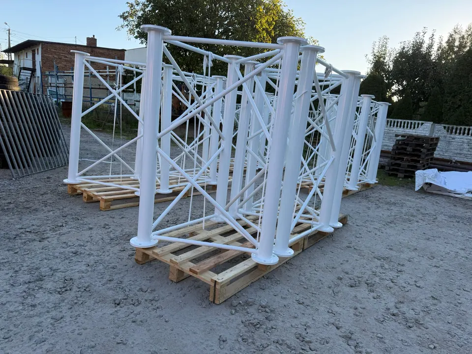 Weiße Gittermastsegmente auf Paletten