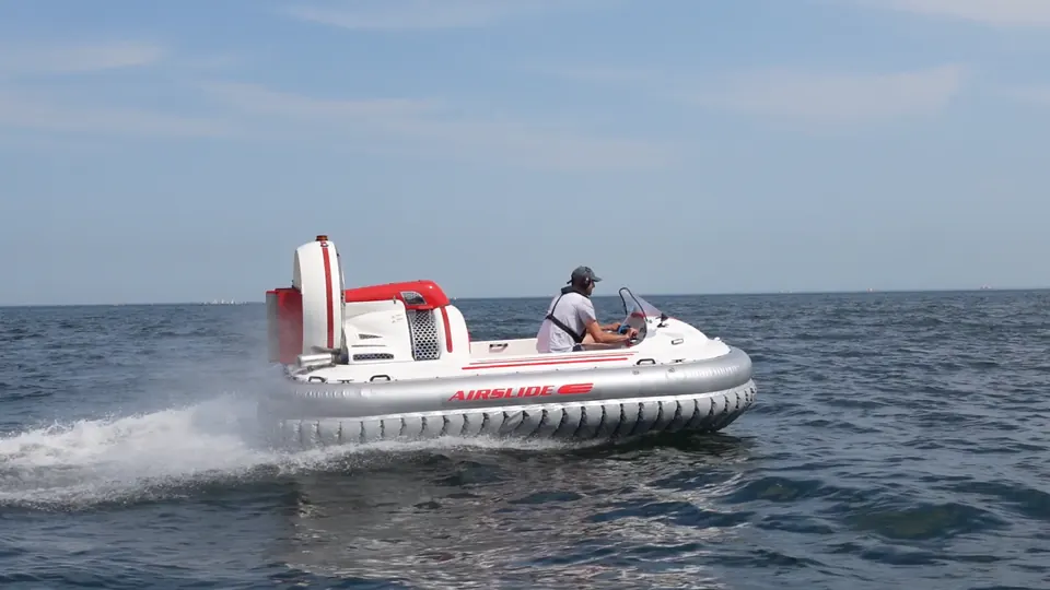Airslide-Luftkissenboot auf dem Wasser