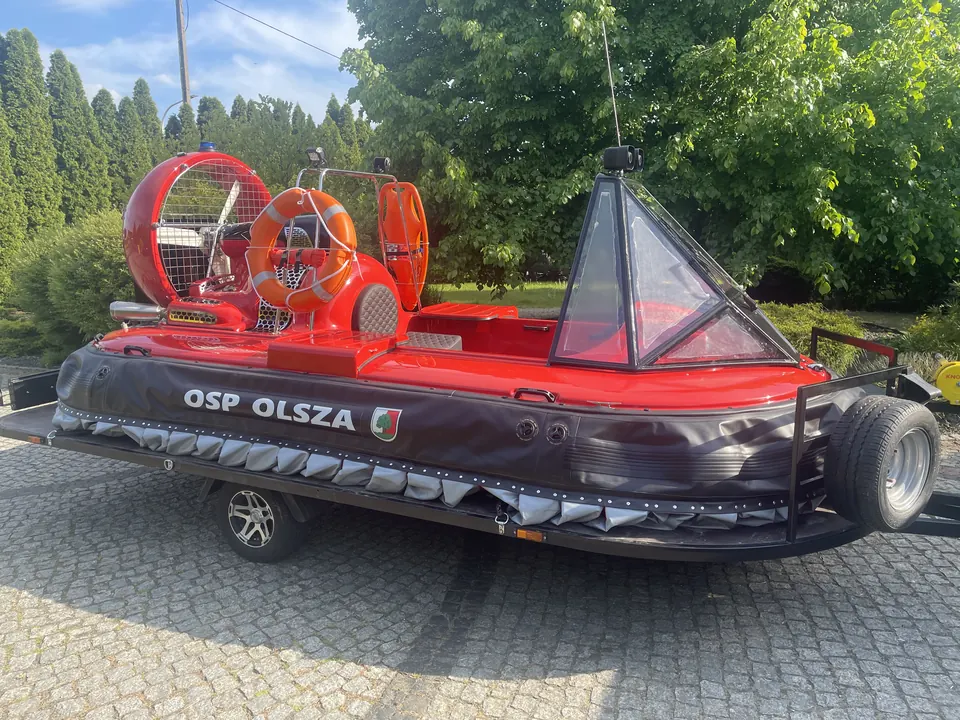 Rotes Rettungsluftkissenboot der Feuerwehr auf einem Anhänger