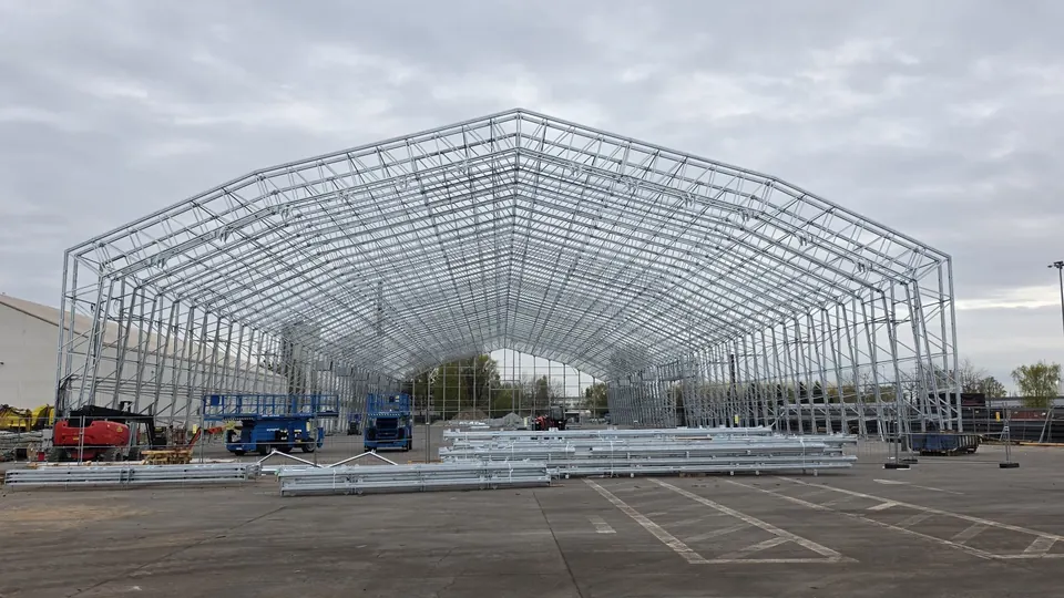 Verzinkte Stahlkonstruktion einer Halle im Hafen, Frontansicht
