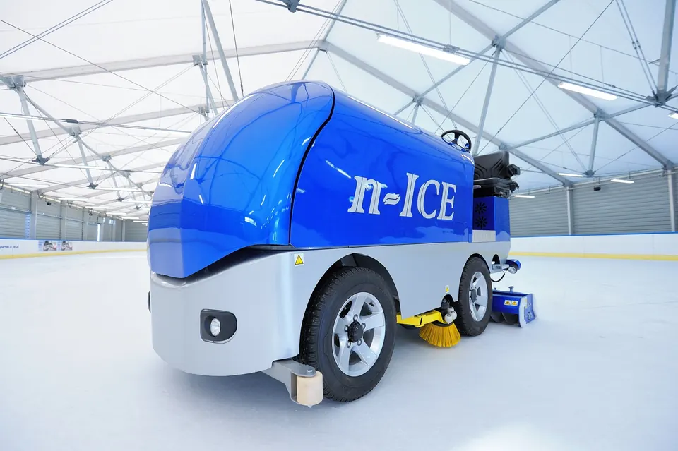 n-ICE Eisbearbeitungsmaschine auf der Eisfläche