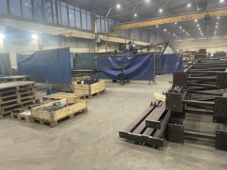 Welded steel columns with end plates in a hall with overhead crane