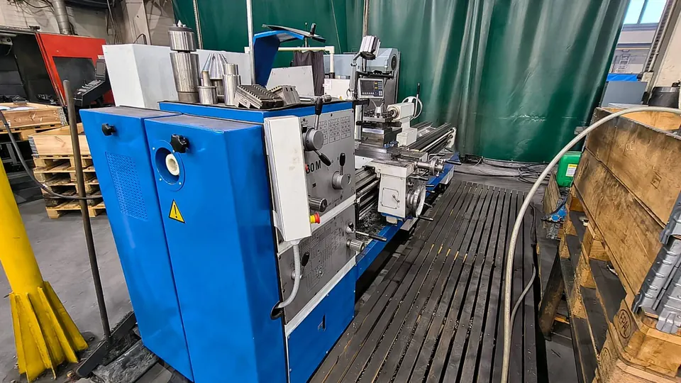 Conventional lathe with a long bed in the machining hall